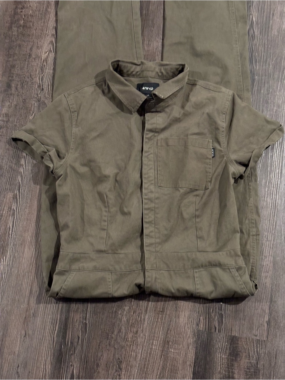 Short-Sleeve Olive Utility Jumpsuit with Front Pockets - Picture 5 of 9